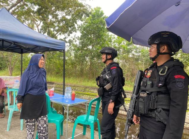 Cek Keamanan Tahapan Pemilu 2024, Satgas Brimob Polda Riau Patroli ke Masyarakat