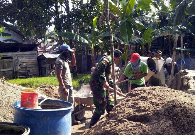 Warga dan TNI di Inhu Gotong Royong Semenisasi Jalan Danau Pauh