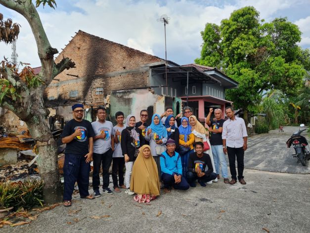 IKA Sekotmen Bantu Alumni SMK 2 Pekanbaru Korban Kebakaran