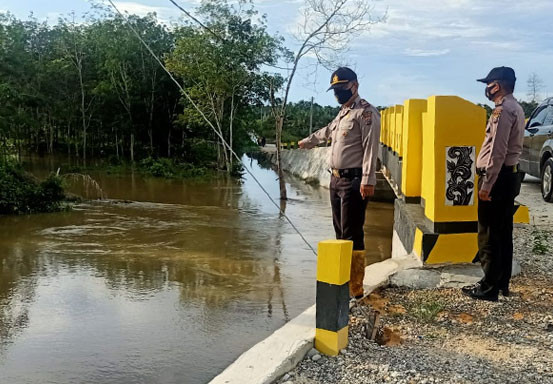 Air Sungai Meluap, Kapolsek Bunut Tinjau Desa yang Terdampak Banjir
