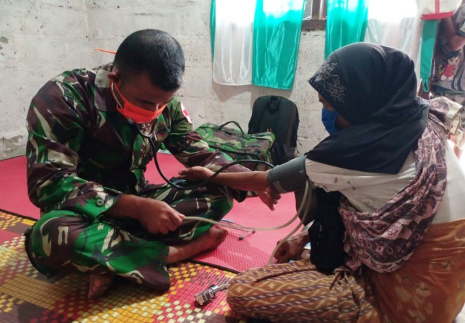 Tak Hanya Pembangun Fisik, Warga Desa Lango Bersyukur Satgas TMMD Juga Peduli Kesehatan Rakyat