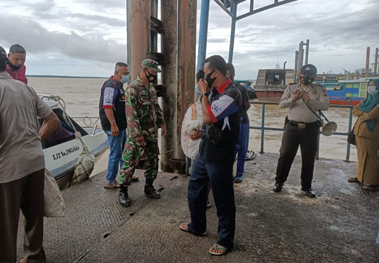 Antisipasi Pelanggaran Prokes, Polsek Kuala Kampar Lakukan Penjagaan Antrean di Pelabuhan