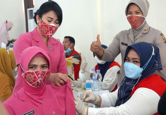 Bhayangkari Polres Pelalawan Ikuti Vaksinasi Covid-19
