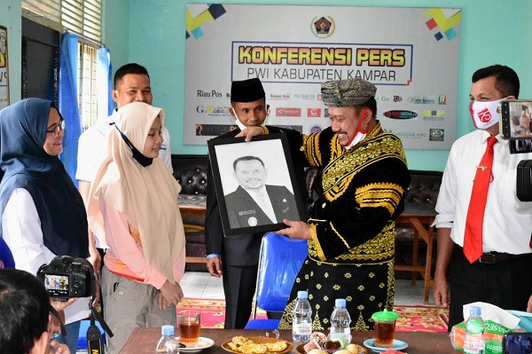 Kunjungi Sekretariat PWI, Bupati Kampar Dihadiahi Lukisan Wajah Karya Anak Wartawati