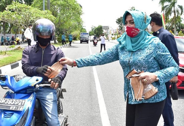 Usai Upacara HUT RI, TP PKK Riau Kerahkan 50 Kader Bagikan Masker di Pekanbaru