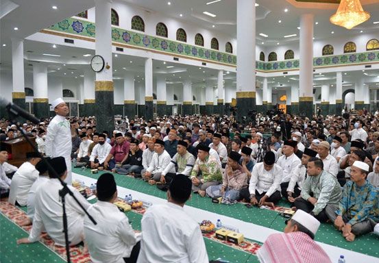 GALERI FOTO: Dalam Rangka Hari Jadi ke-65 Provinsi Riau, Ribuan Masyarakat Hadiri Dzikir Akbar Bersama Ustaz Dasad Latif
