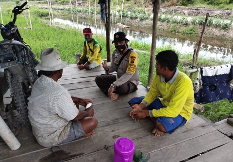 Bhabinkamtibmas Teluk Meranti Pantau Program Jaga Kampung Ketahanan Pangan di Desa Kuala Panduk