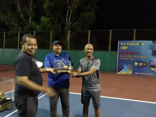 Duet Alfedri-Putra Berhasil Juarai Turnamen Tenis PU Tarukim Siak Cup 2021