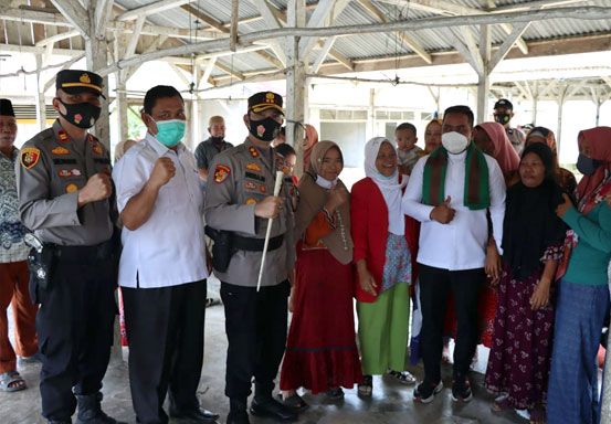 Polsek Bandar Sei Kijang, Kapolres Pelalawan dan Bupati Cek TPS Pilkades di Desa Kiab Jaya