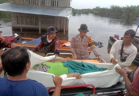 Bhabinkamtibmas Bunut Bantu Evakuasi Warga di Lokasi Banjir