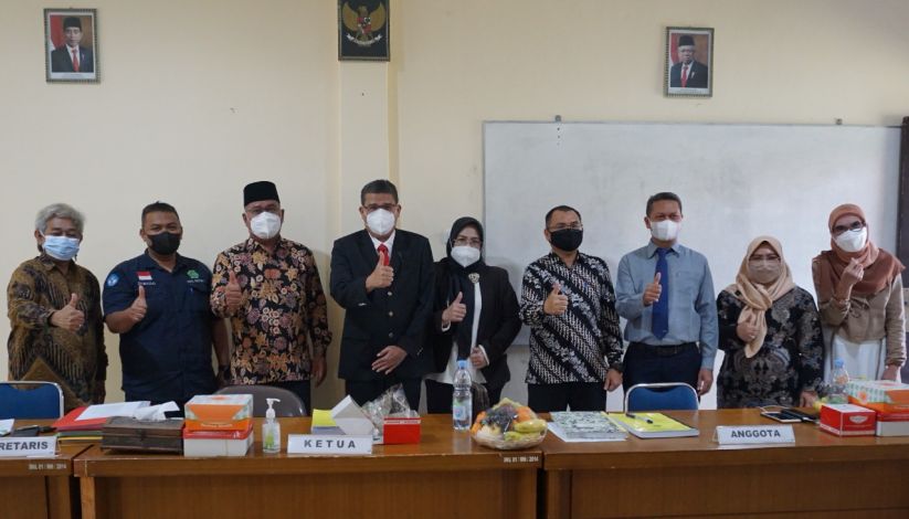 Kompak, Ketua IDI Riau dan Istri Raih Gelar Magister di Pascasarjana Unilak