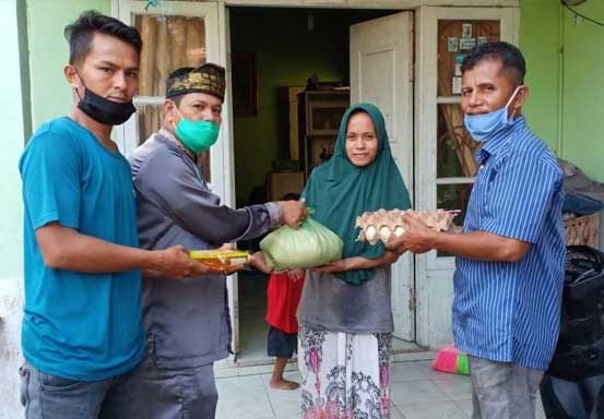 25 Keluarga RT03/RW01 Kelurahan Tuah Madani Terima Bantuan Sembako Hasil Sumbangan Warga
