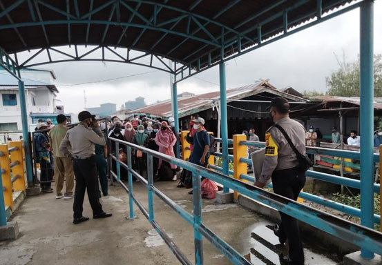 Cegah Covid-19, Polsek Kuala Kampar dan Tim Gabungan Awasi Prokes Masyarakat di Pelabuhan