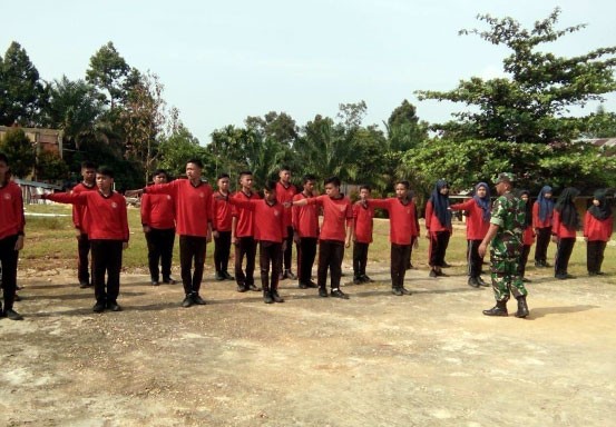 TNI Ingatkan Siswa SMPN Teluk Paman Soal Kewajiban Bela Negara