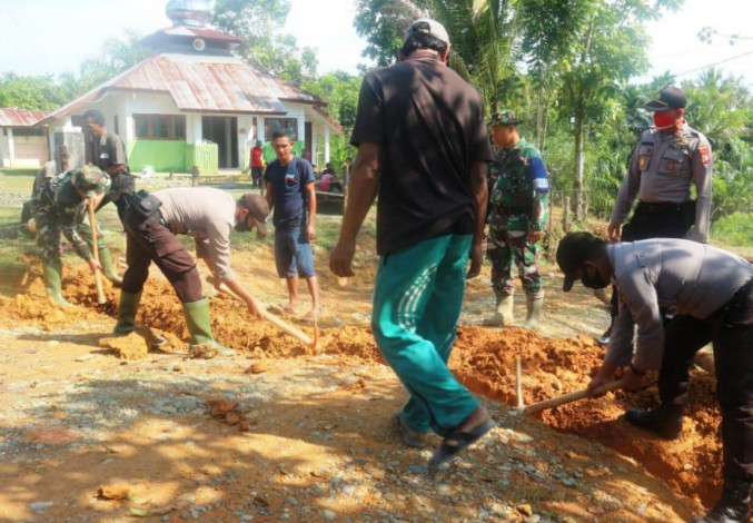TNI Polri dan Masyarakat Kompak Membangun Saluran Air Wudhu di Desa Lango