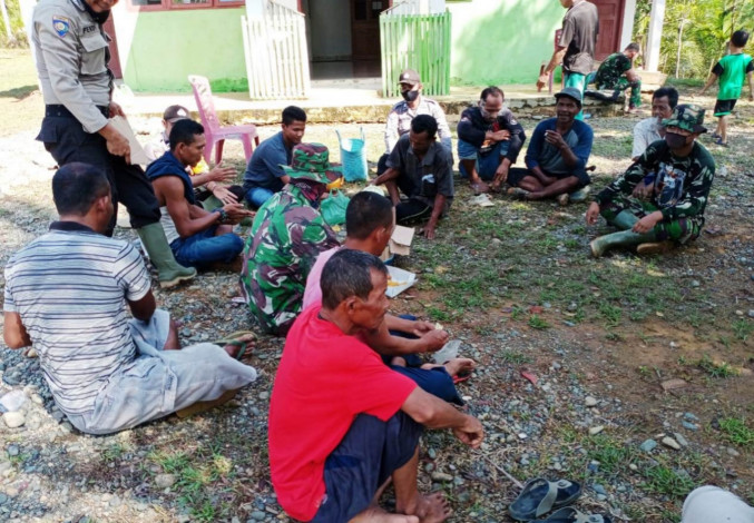 Cerita Keakraban Anggota TNI dan Warga Desa Lango Saat TMMD ke-108