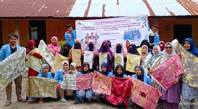 Pengabdian Masyarakat, Dosen FMIPA Unri Berikan Pelatihan Ecoprint ke Warga Desa Sungai Masjid