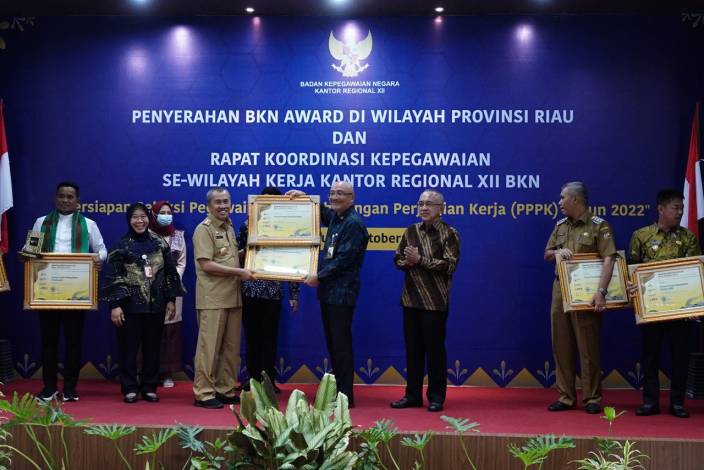 Gubernur Syamsuar Terima Dua Penghargaan BKN Award 2022