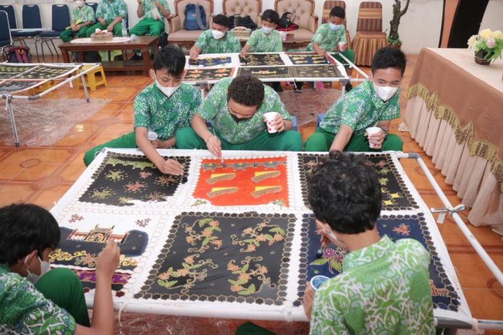 SMP Al Azhar 37 Pekanbaru Belajar Membatik di Dekranasda Siak