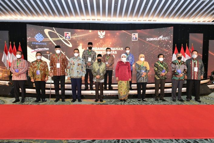 Gubernur Riau Terima Penghargaan Paramakarya 2021