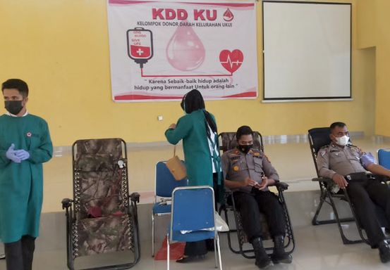 Peduli Kemanusiaan, Kapolsek Ukui Ikut Donor Darah Bantu Pasokan untuk PMI Pelalawan