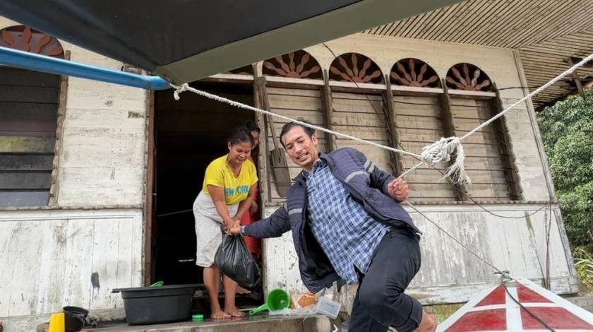 Notaris Ragil Door to Door Serahkan Bantuan Banjir di Pelalawan
