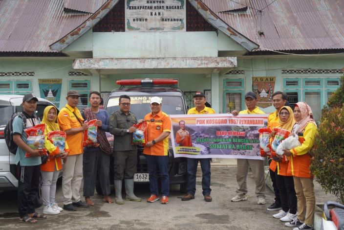 Peduli Korban Bencana Alam Sumbar, PDK Kosgoro Kota Pekanbaru Salurkan Bantuan Kemanusiaan
