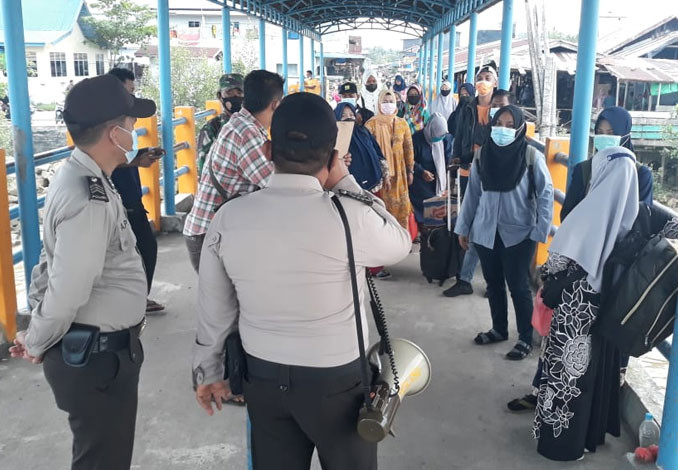 Polsek Kuala Kampar Pantau Penerapan Prokes Warga di Pos PPKM Pelabuhan