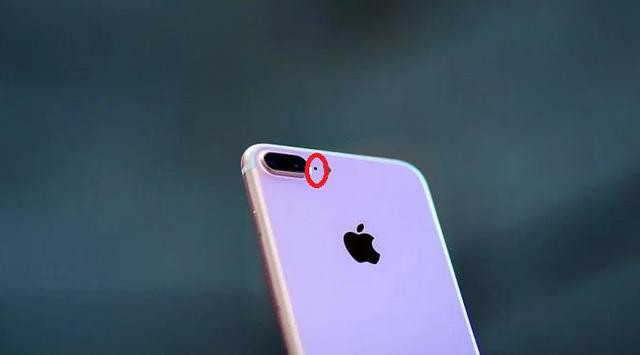 Apa Kegunaan Lubang Kecil di Samping Kamera iPhone?