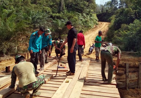 Warga Balung Apresiasi Pembangunan Jembatan dan Jalan Oleh Satgas TMMD Kodim 0313/KPR