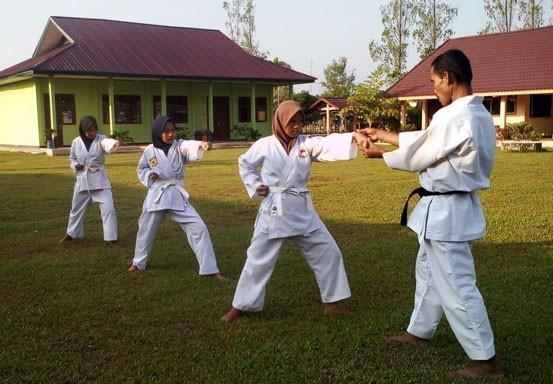 TNI Beri Pelatihan Bela Diri dan Bela Negara kepada Anak Sekolah di Kampar Kiri