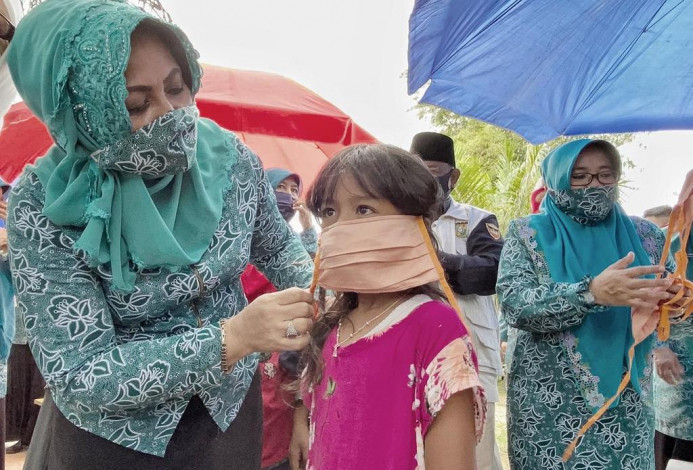 TP PKK Riau Bagikan 10.000 Masker ke Masyarakat Kampar