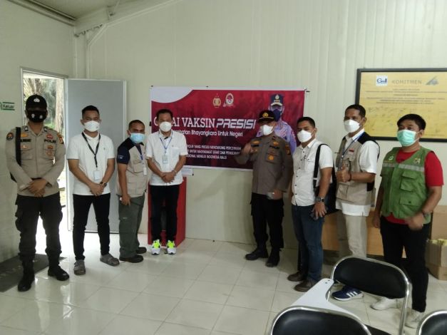 Polsek Ukui Amankan Vaksinasi Gotong Royong di PT Gandaerah Hendana