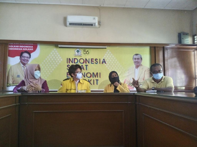 Peringati HUT ke 56, Golkar Riau Bagikan Paket 500 Sembako