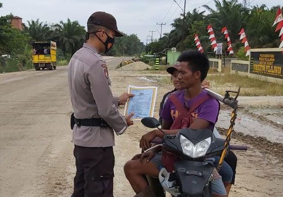 Cegah Karhutla, Personel Polsubsektor Pelalawan Sebar Maklumat Kapolda Riau