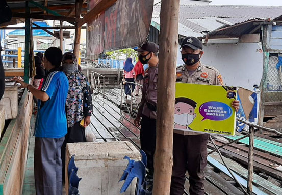 Personel Polsek Kuala Kampar Terus Imbau Warga Terapkan Prokes