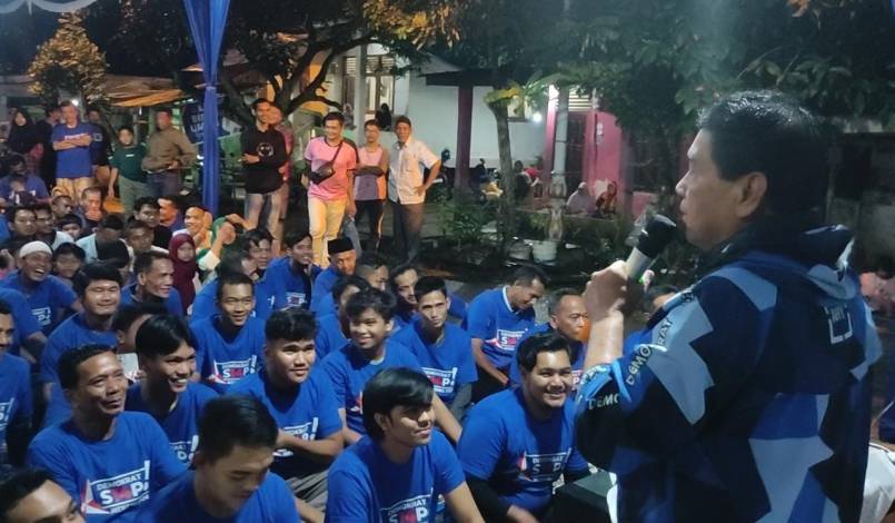 Gelar Nobar Final Piala Dunia, Achmad Borong Jajanan Pedagang Kecil untuk Bagikan Gratis
