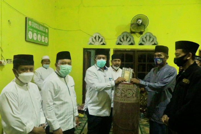 Safari Ramadan, Bupati Siak Serahkan Bantuan Alquran dan Sajadah di Masjid Baiturrahman