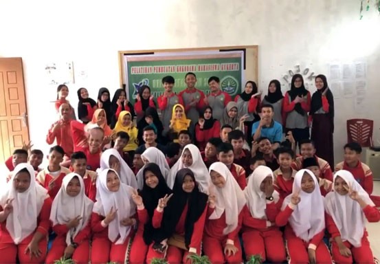 Mahasiswa Kukerta UNRI Latih Siswa SMP Purnama Menyulap Serabut Kelapa Jadi Pot Bunga