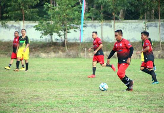 Pembukaan Lubuk Terap Cup, Tim Sepakbola PWI Pelalawan Ditantang APDESI Pelalawan