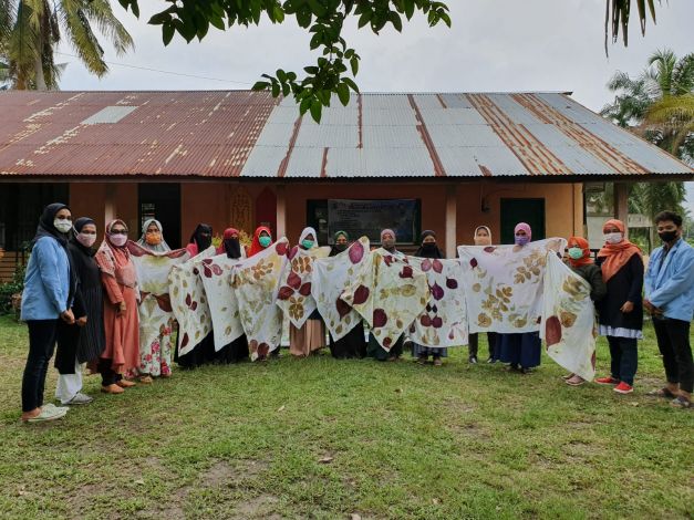 Dosen Unri Beri Pelatihan Warga Desa Sungai Masjid Membuat Kain Motif Ecoprint dari Tumbuhan dan Gulma