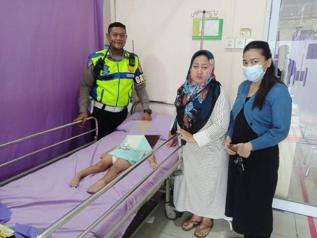 Anak Kejang-kejang Hendak Dibawa ke Rumah Sakit tapi Jalanan Macet, Untung Polisi Turun Tangan