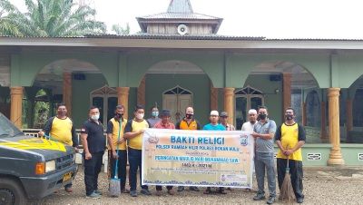Polsek Rambah Hilir Bersihkan Masjid dan Imbau Warga Tetap Patuhi Protkes saat Beribadah