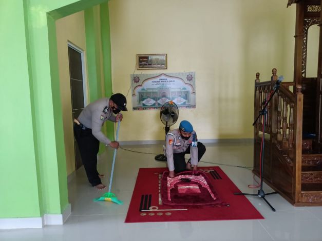 Peringati Maulid Nabi Muhammad SAW, Personel Polsek Kerumutan Kerja Bakti Bersihkan Masjid