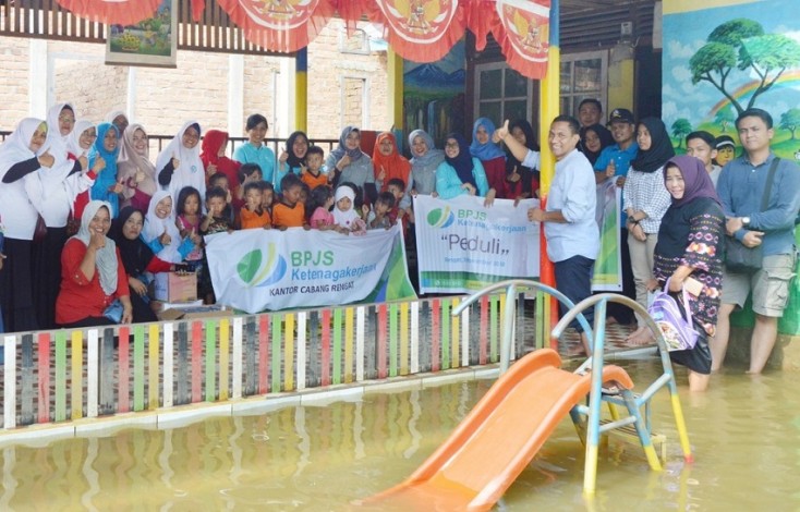 BPJS Ketenagakerjaan Rengat Serahkan Bantuan untuk PAUD yang Kebanjiran