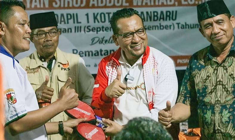 Wujudkan Aspirasi Kelurahan Pematang Kapau, Anggota DPR Riau F-PKS Serahkan Bantuan Tenis Meja