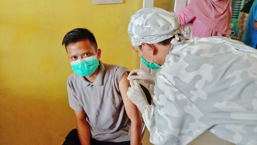 Polsek Pangkalan Lesung Kembali Kawal Pelaksanaan Vaksinasi Covid-19 di Puskesmas Bersinar