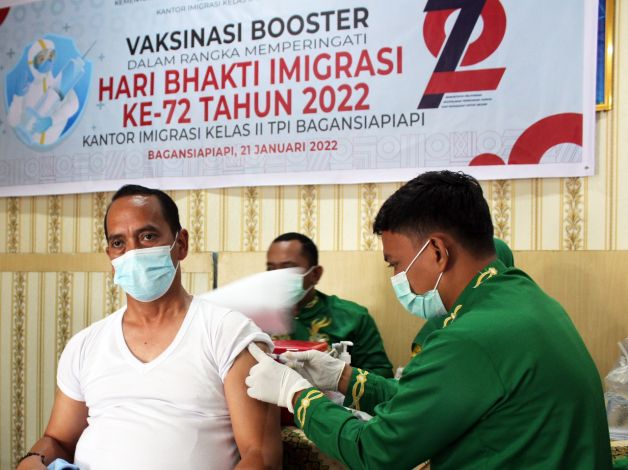 Imigrasi Kelas II TPI Bagansiapiapi Laksanakan Vaksinasi Dosis Ketiga