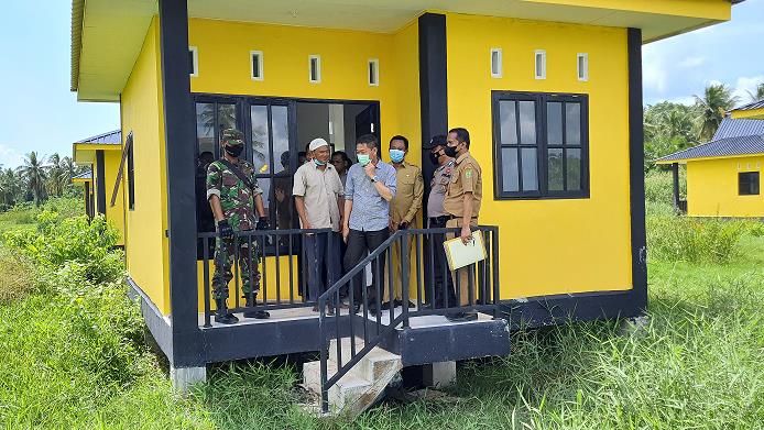 Tinjau Pembangunan 15 Unit Restlemen, Bupati Rohil Minta Masyarakat Penerima Sabar