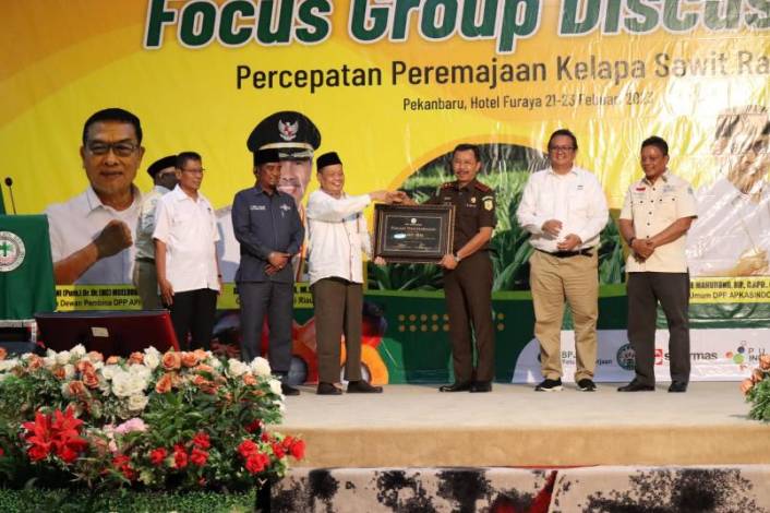 Kawal Penetapan Harga TBS Sawit, Kajati Riau Raih Penghargaan dari  APKASINDO